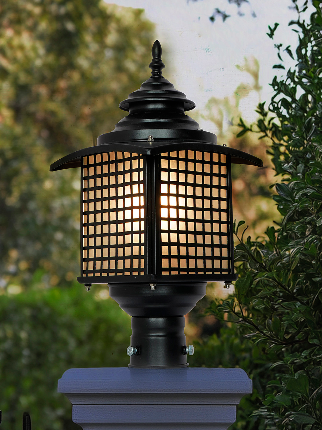 Old Fashioned Casual Outdoor Pole Light Gate Light